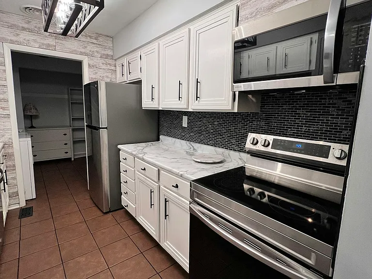 7770 Sterling Pl — Photo 6