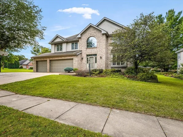 5323 Regents Park Rd, Rockford, IL 61107