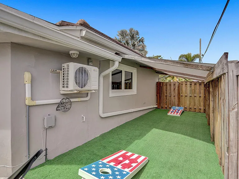 470 SE 4th Ct — Photo 5