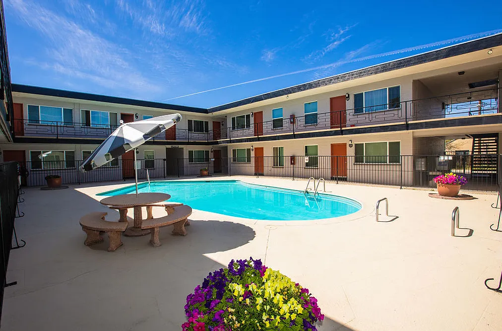 University Gardens Apartments — Photo 1