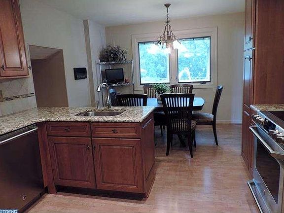 4th image of 135 Cypress Ave