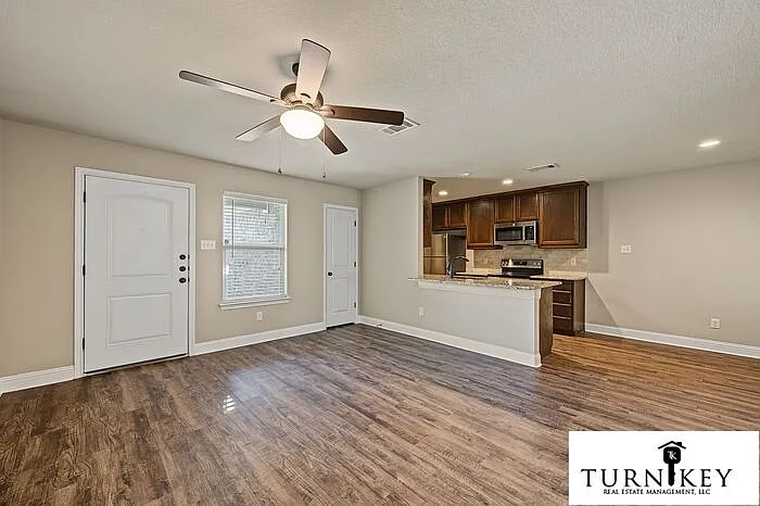 3 bed, 2.0 bath, 1090 sqft, $1,595 — Photo 4