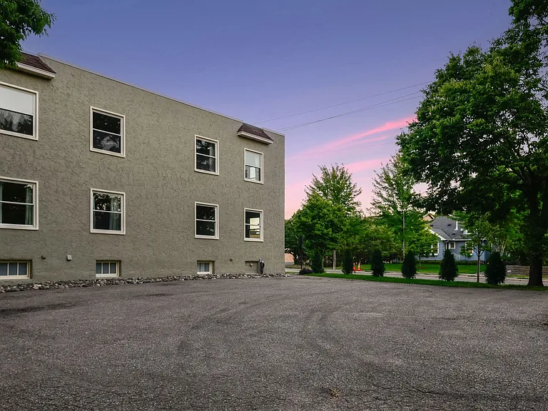 613 Wayzata Blvd E — Photo 28