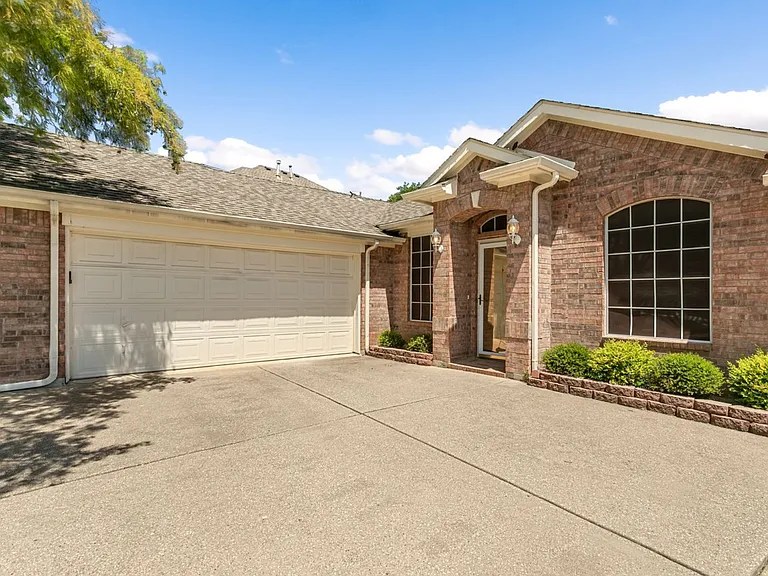 1711 Grand Canyon Way — Photo 3
