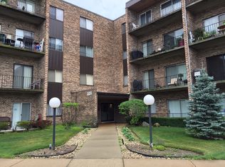 701 W Huntington Commons Rd APT 109, Mount Prospect, IL 60056