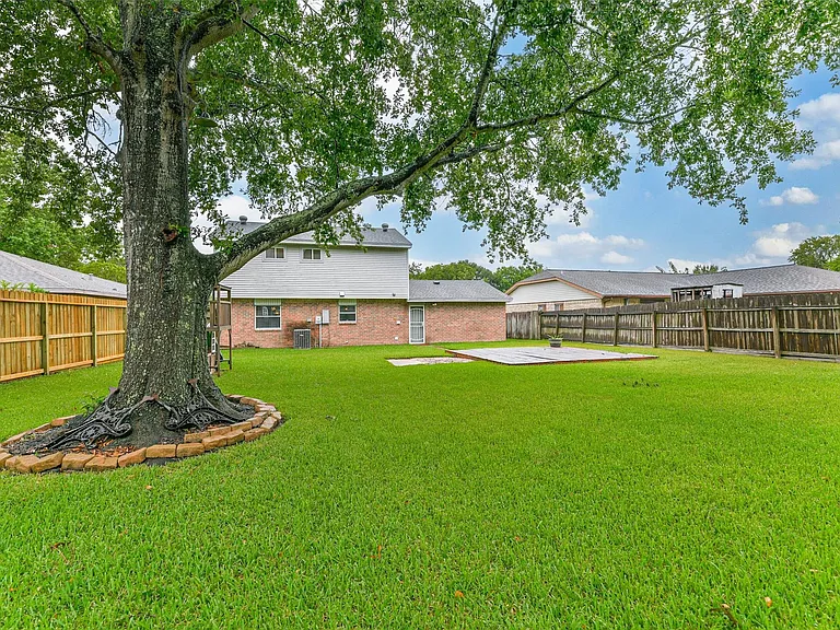 207 Woodvale Dr — Photo 32