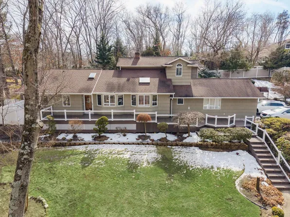 94 Lone Oak Path, Smithtown, NY 11787