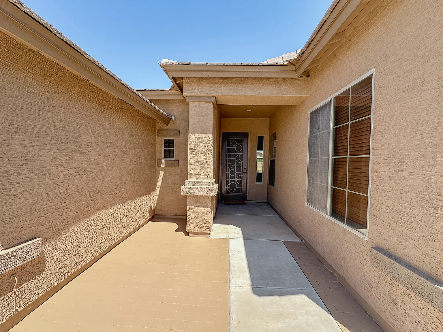 3 bed, 1949 sqft, $2,095 — Photo 2