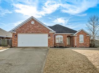 819 Hindman Dr, Prairie Grove, AR 72753