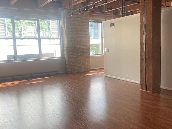 Living room 17'7" x26' daytime