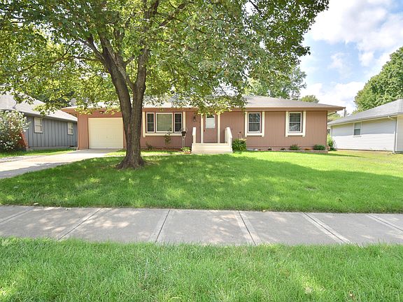 2nd image of 214 SE Brentwood Dr