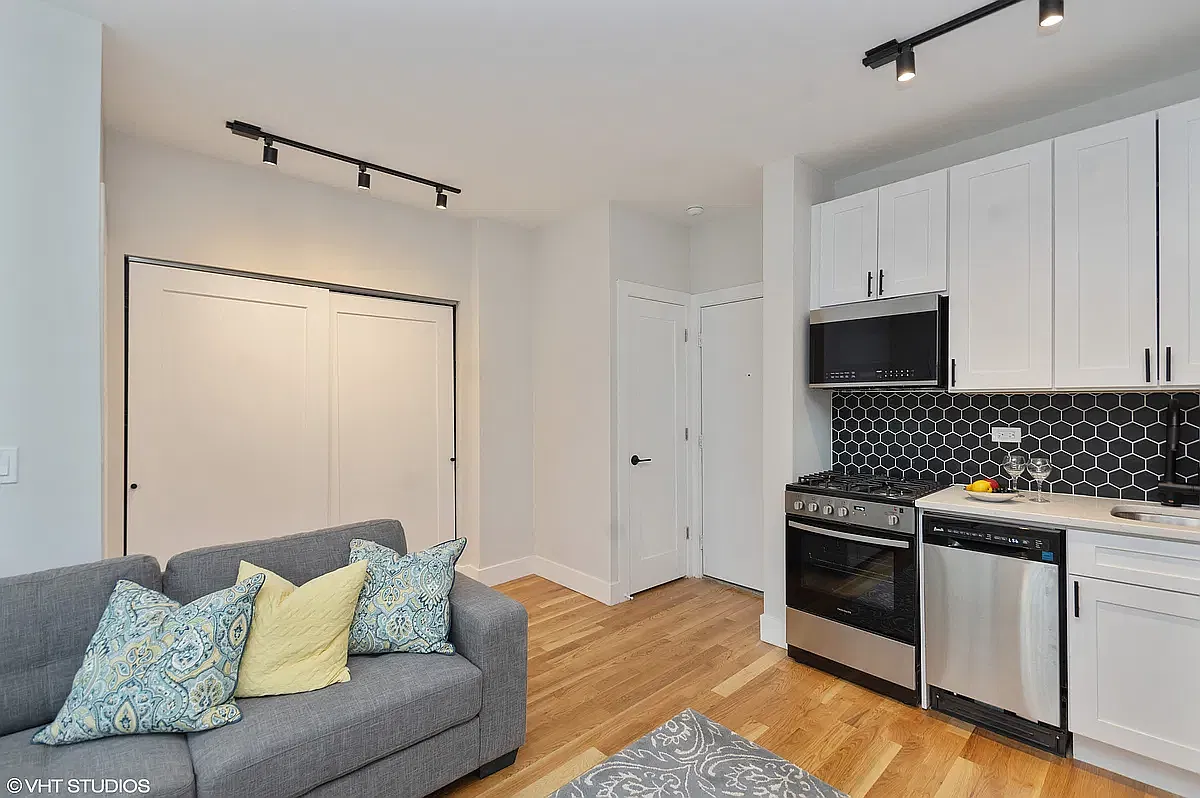4236 N Kenmore Ave — Photo 1