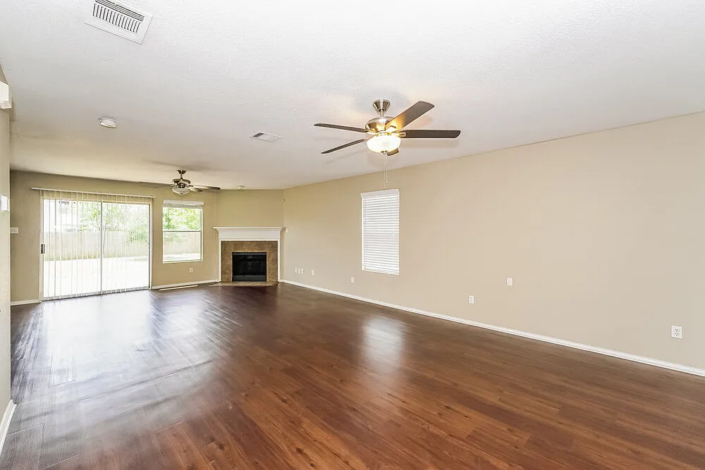 4 bed, 2.5 bath, 2290 sqft, $2,200 — Photo 4