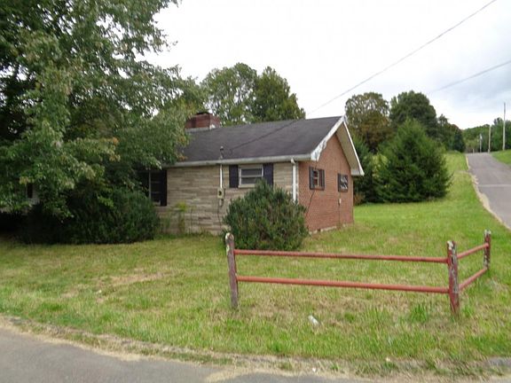 2nd image of 402 Fairhaven St
