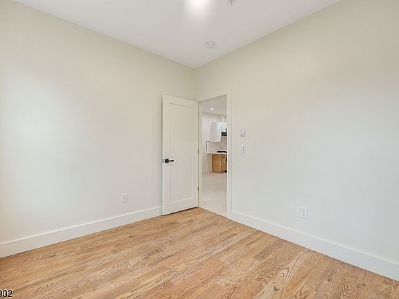 5th image of 10 School St APT 2