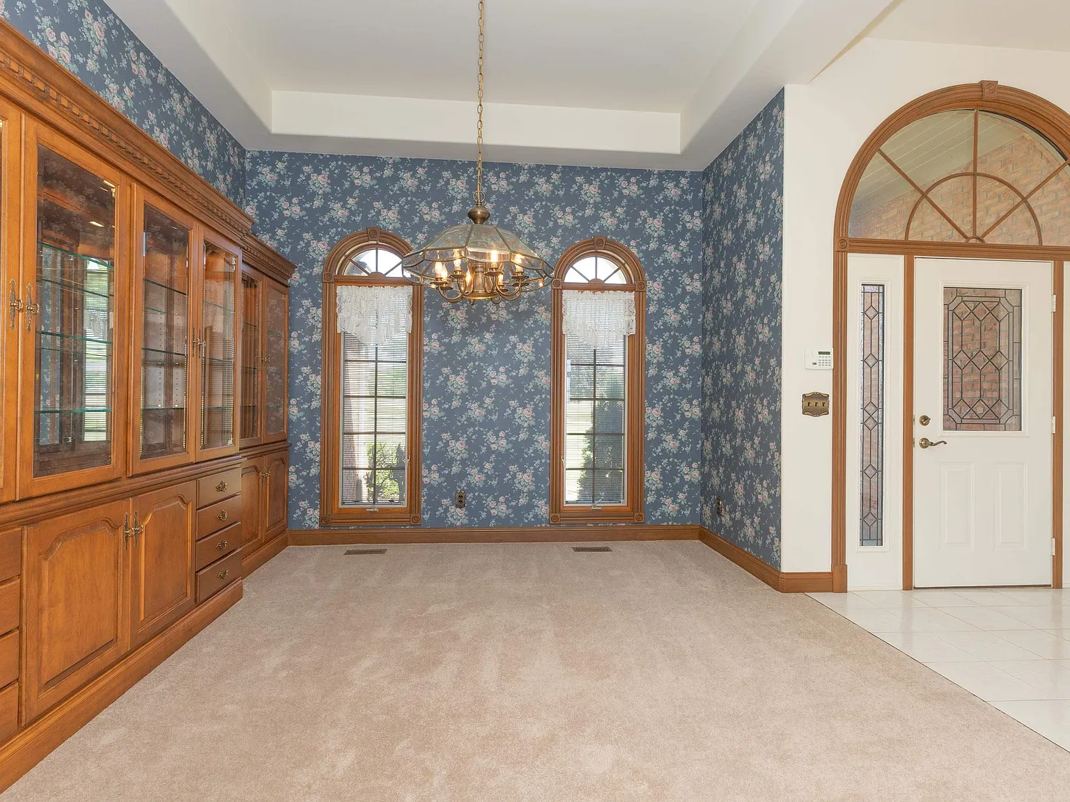3 bed, 4.0 bath, 4662 sqft, $2,500 — Photo 3