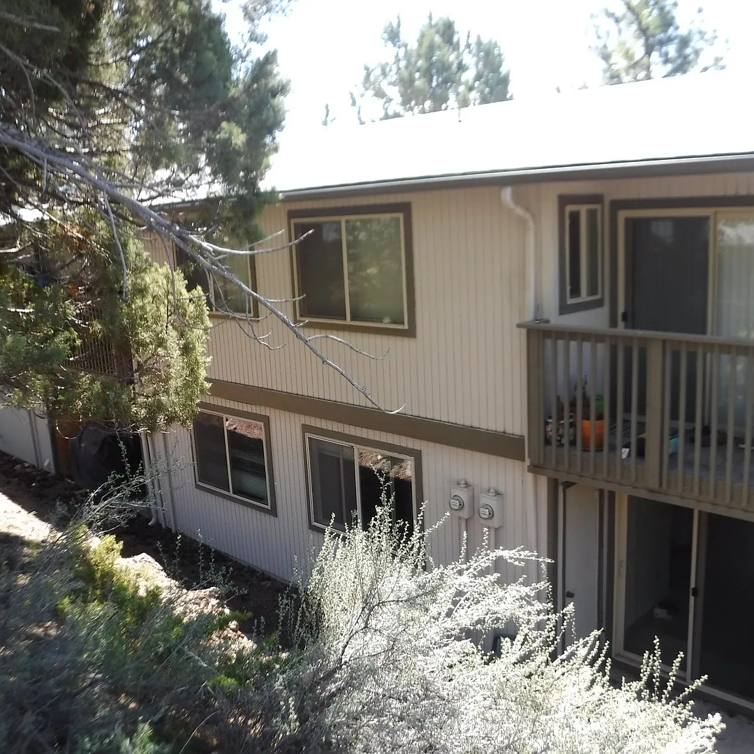 2 Bedroom Lower Level Westside Apartment - NW Portland Ave — Photo 2