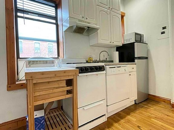 5th image of 601 E 11th St APT 2c