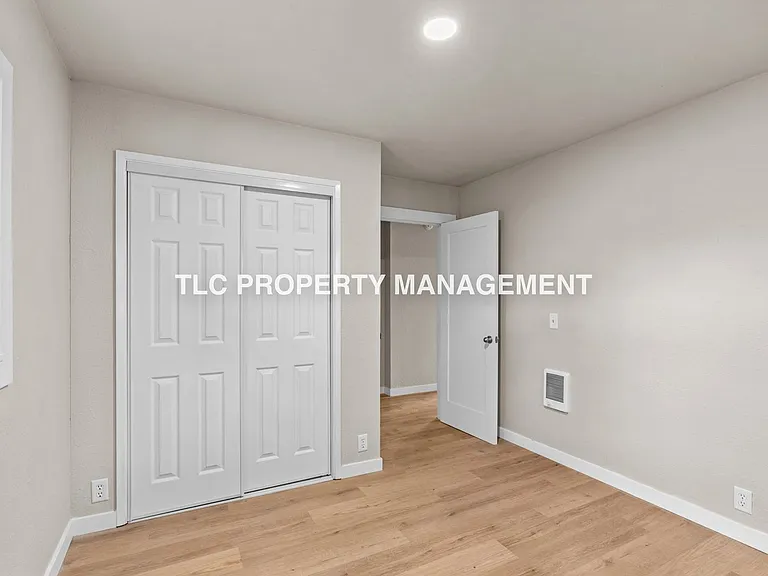 227 S 6th St — Photo 17
