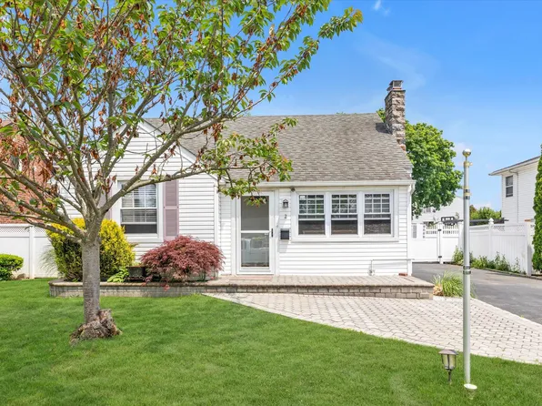 2 Madison Avenue, Bellmore, NY 11710