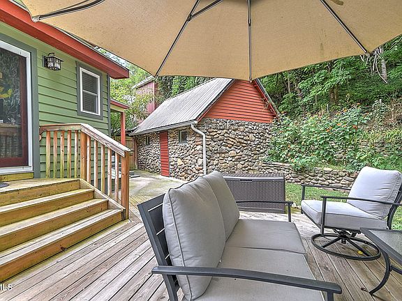 3rd image of 561 Clifton St