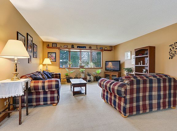 3rd image of 326 Oakwood Dr