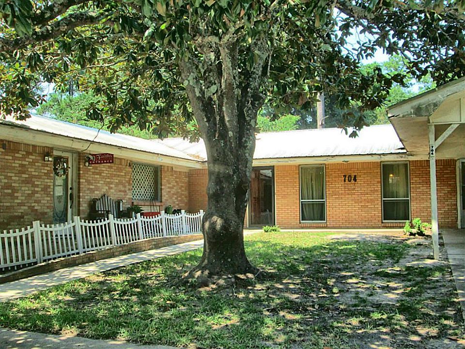 1st image of 704 Dogwood St
