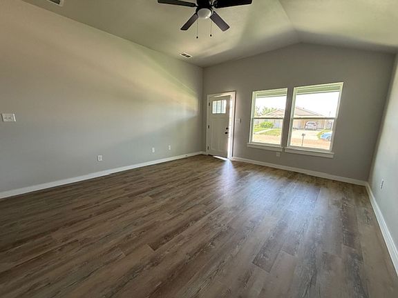 3rd image of 942 Minda St
