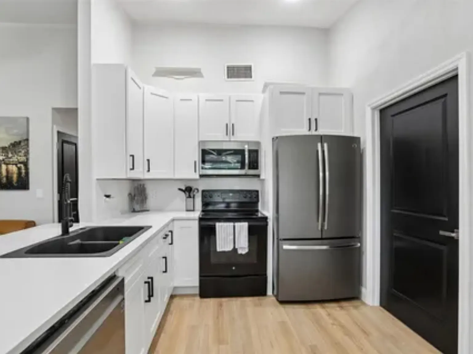 3 bed, 1565 sqft, $2,450 — Photo 2