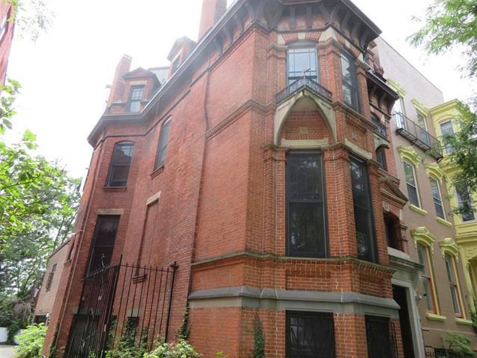 Front of building from Willett