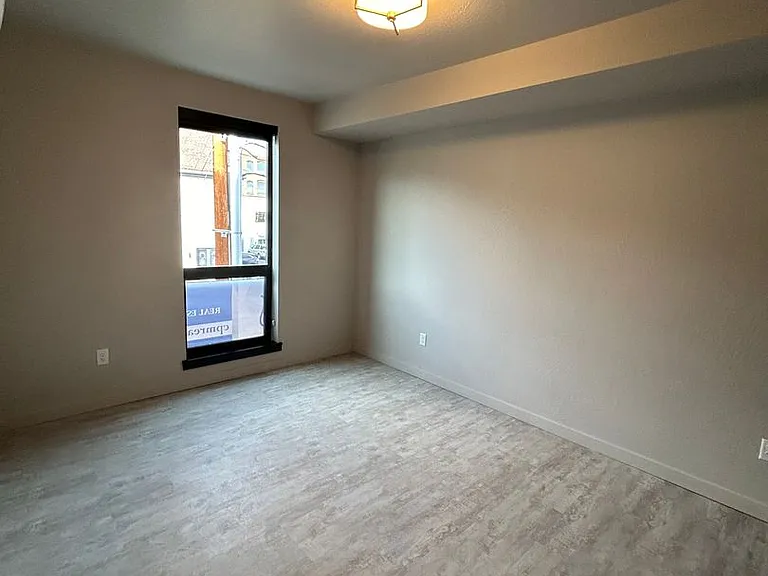 121 S Holly — Photo 14