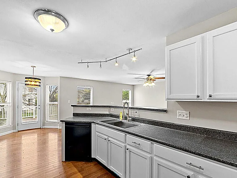 301 Northshore Ct — Photo 5