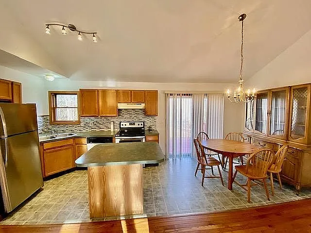 4 bed, 2.5 bath, 1860 sqft, $2,200 — Photo 4