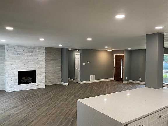 5th image of 3341 Camelot Dr