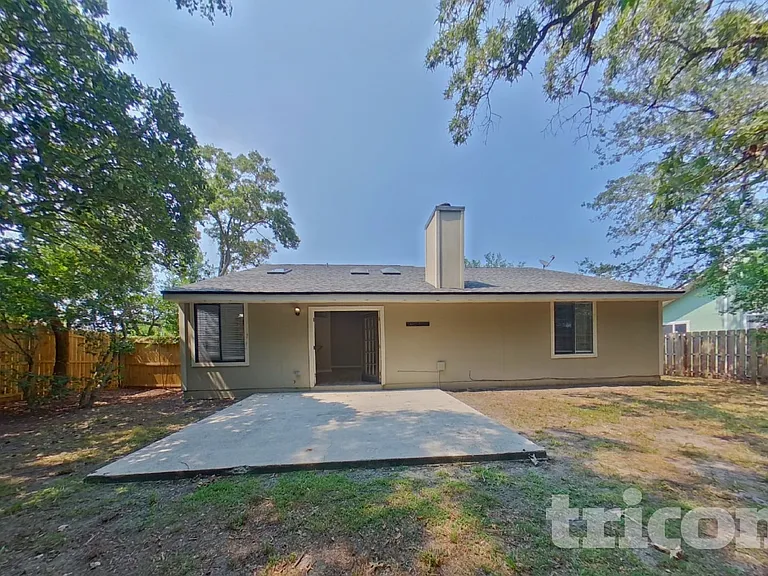 12124 Roundham Ln N — Photo 15