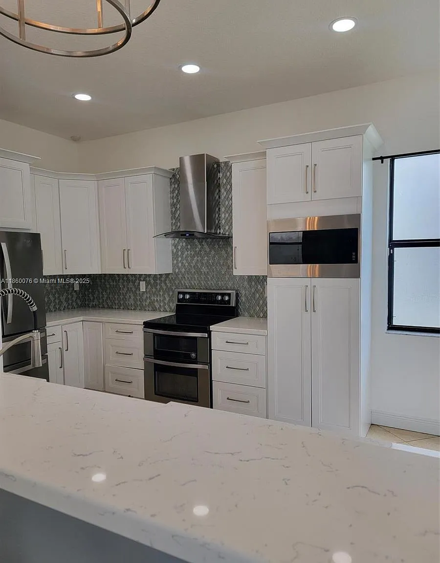 3 bed, 2.5 bath, 1868 sqft, $3,500 — Photo 2
