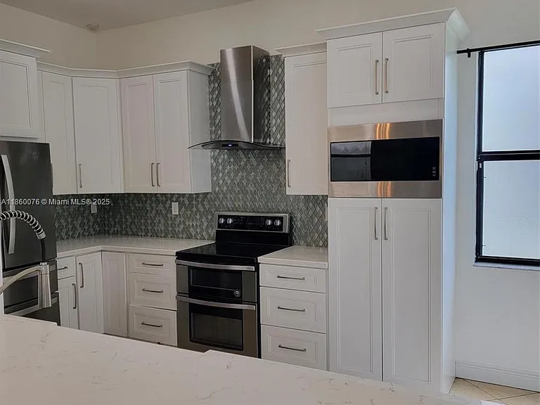 9135 SW 36th Mnr — Photo 2