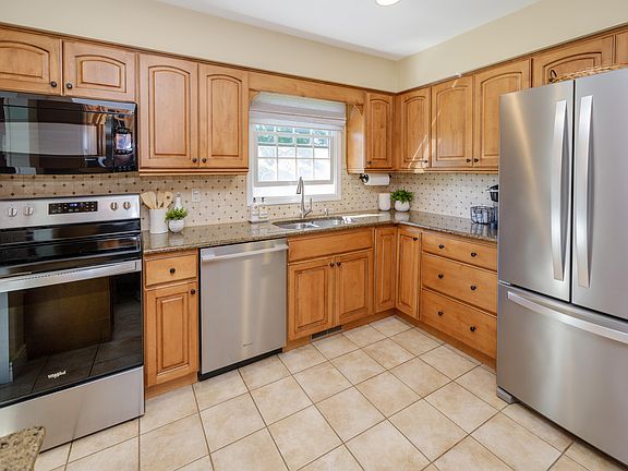 3rd image of 3029 Tattersall Rd