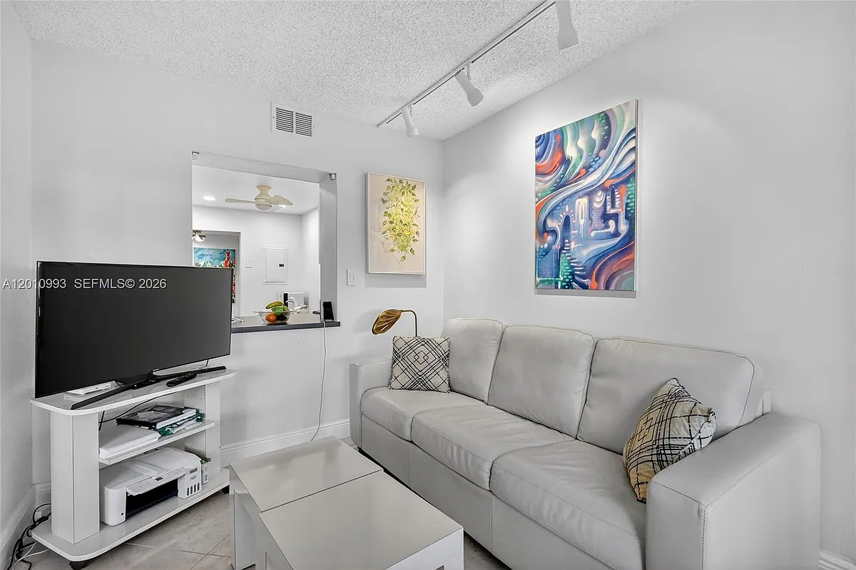 Building Photo - 1000 Parkview Dr #104