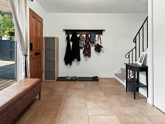 3rd image of 2285 Tompkins Cres
