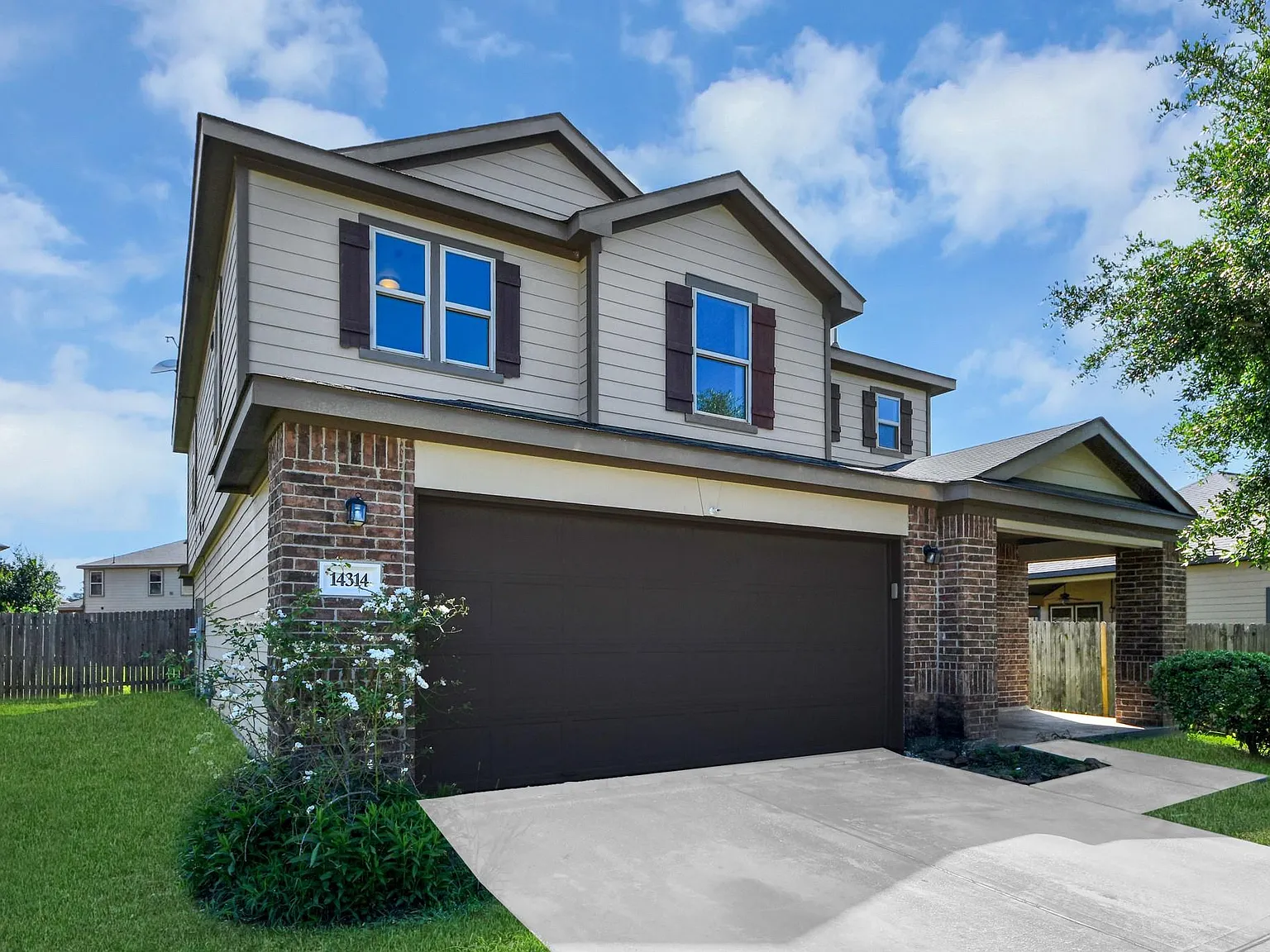 3 bed, 2.5 bath, 2619 sqft, $2,400 — Photo 2