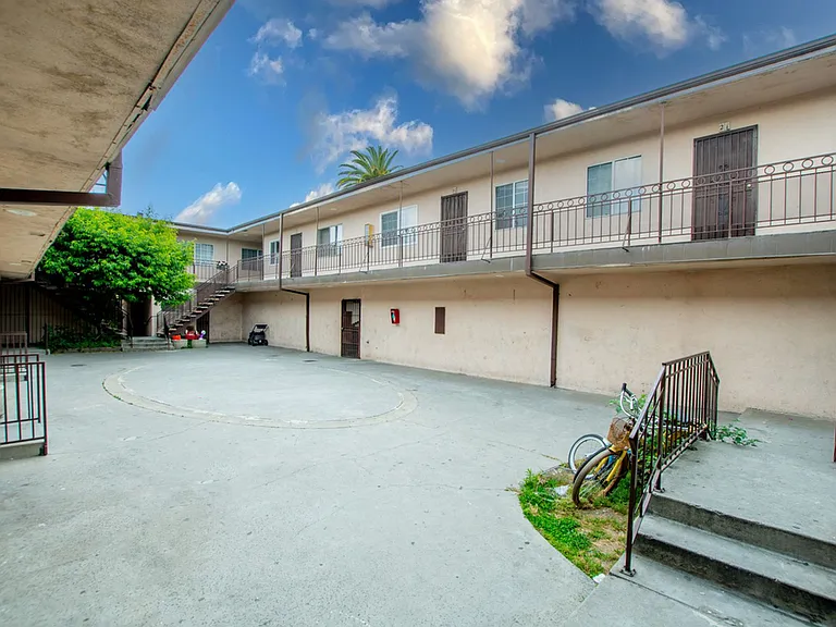 Figueroa Street Apartments — Photo 8