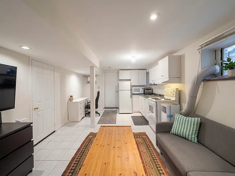26 Rockvale Ave #BASEMENT — Photo 3
