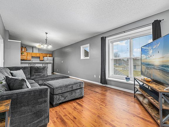 3rd image of 105 Meadow Ln