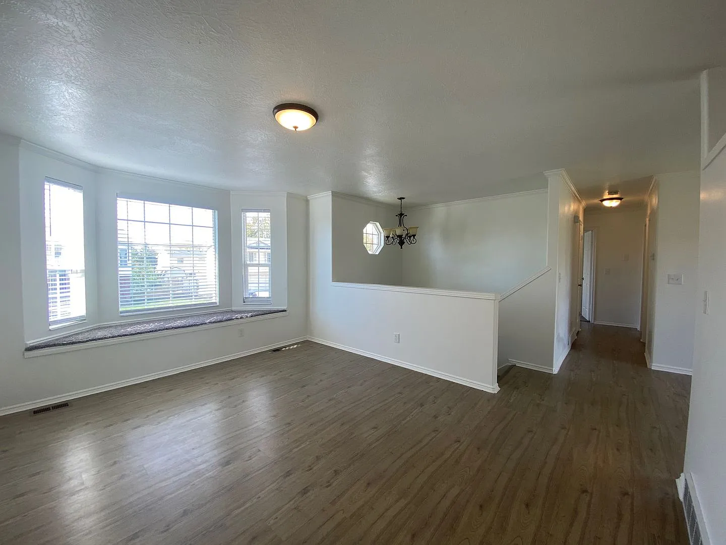 Beautiful 4 bedroom Home in Clinton — Photo 3