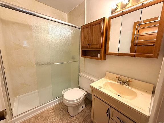 4th image of 28 Emerald Cir