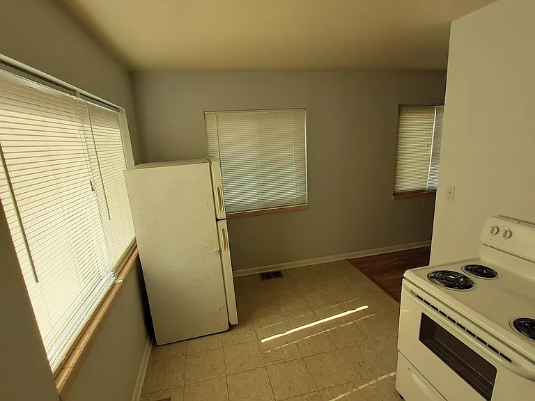 400 N Clark Blvd #1 — Photo 5