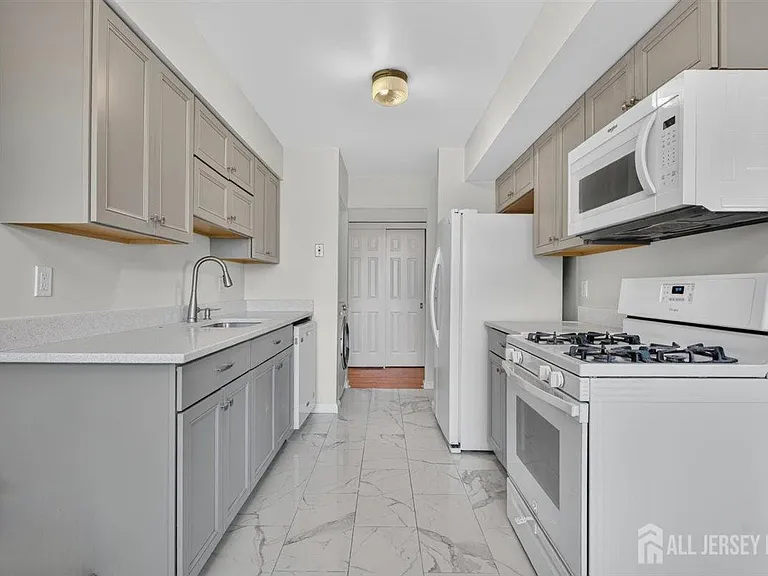 94 Beverly Hill Ter #F — Photo 11