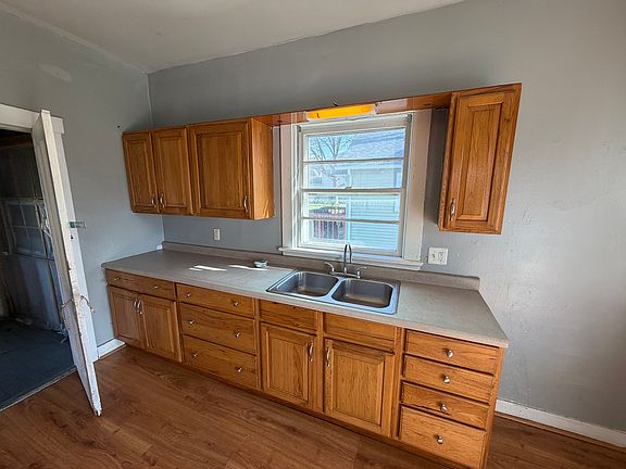 4th image of 207 N 1st St