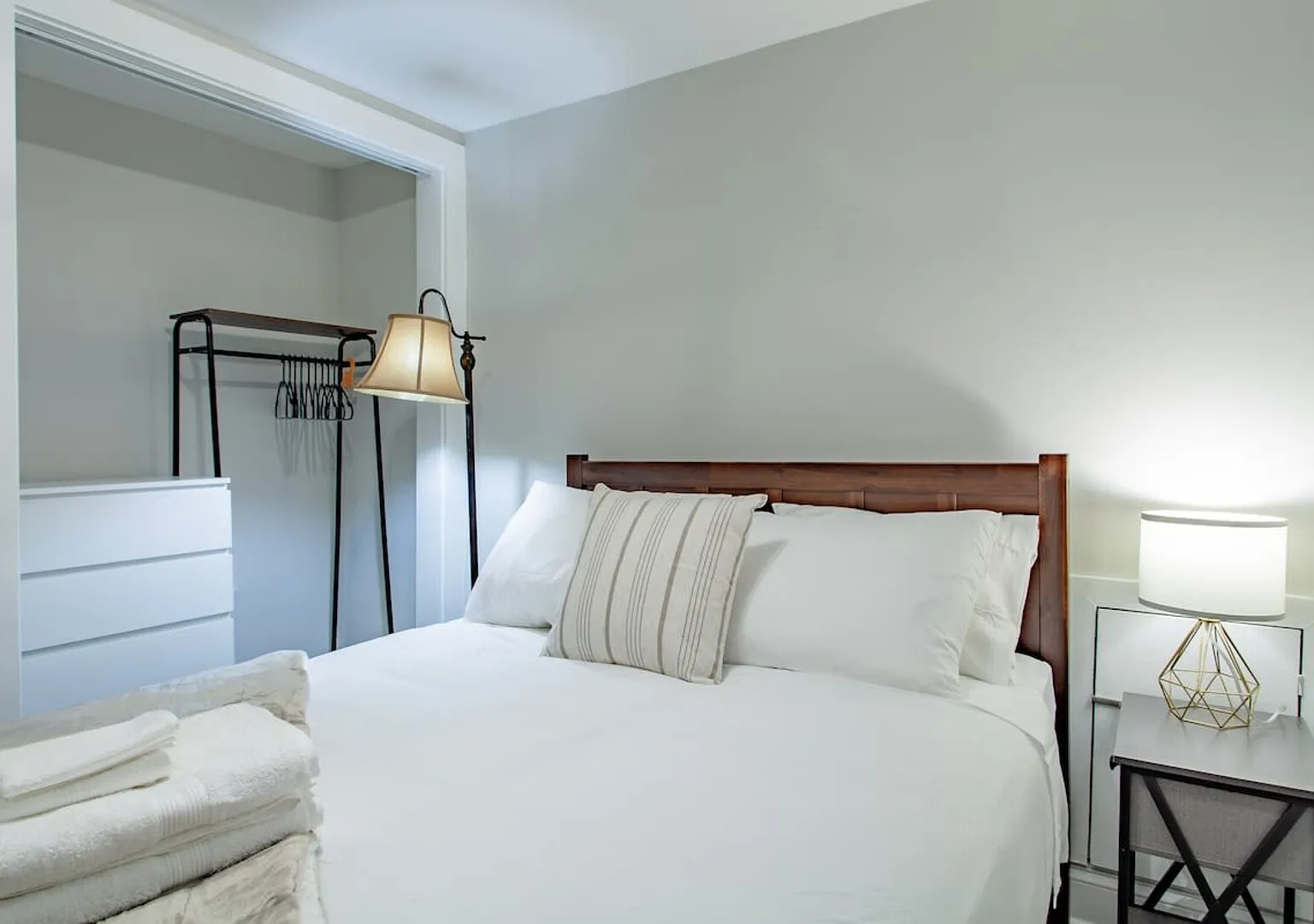2-BR Petworth Pad / Walk to METRO Subway — Photo 2